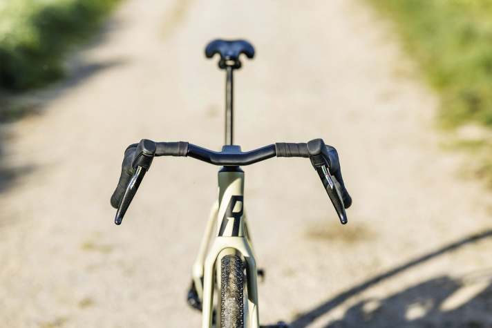 Schmale Sache: Kompaktes Cockpit für eine aerodynamische Silhouette. Die Griffkörper sind 315 Millimeter voneinander entfernt, der Oberlenker ist 380 Millimeter breit.