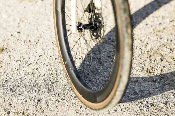 Dickes Ding: Die vordere Carbon- Felge am Fast Forward ist wie der Reifen 40 Millimeter breit.