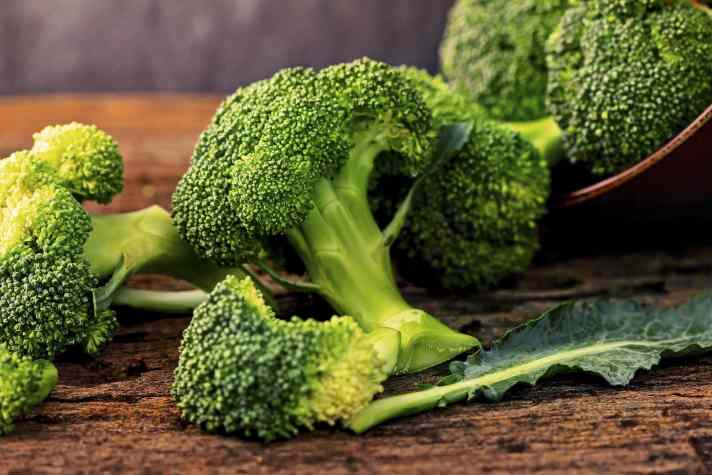 Brokkoli versorgt den Körper zum Beispiel mit Kalzium.