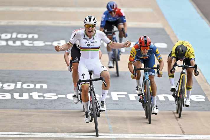 Beim Frühjahrsklassiker Beste im Sprint: Auf der Radrennbahn in Roubaix setzt sich Weltmeisterin Lotte Kopecky gegen die Konkurrentinnen durch.
