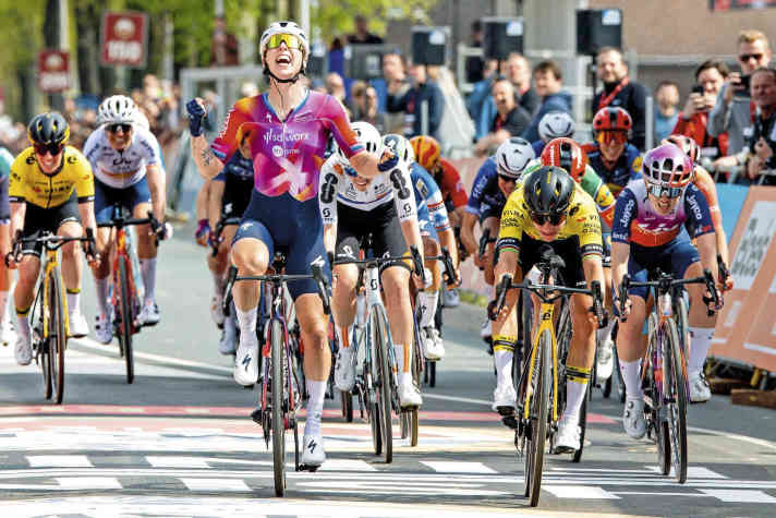 Zu früh gefreut beim Frühjahrsklassiker in den Niederlanden: Lorena Wiebes’ Jubel schlägt blitzartig in Frust um, als sie registriert, wie Marianne Vos den Zielstrich des Amstel Gold Race noch vor ihr überquert.