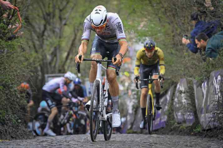 Frühjahrsklassiker: Am Koppenberg zeigt Mathieu van der Poel seine ganze Klasse. Hinter ihm müssen etliche Fahrer absteigen und schieben.