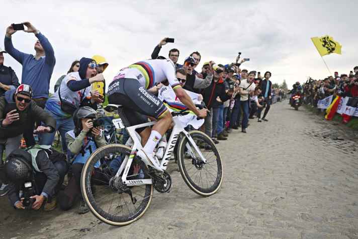 Umjubeltes Solo beim Frühjahrsklassiker: Die letzten 60 Kilometer über das Kopfsteinpflaster von Paris-Roubaix fuhr Mathieu van der Poel allein an der Spitze.