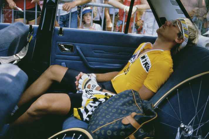 Geschlagen: "Ich wusste nichts mehr." Nach seiner Niederlage sucht Laurent Fignon einen Moment der Ruhe im Teamauto, um wieder klare Gedanken zu fassen.