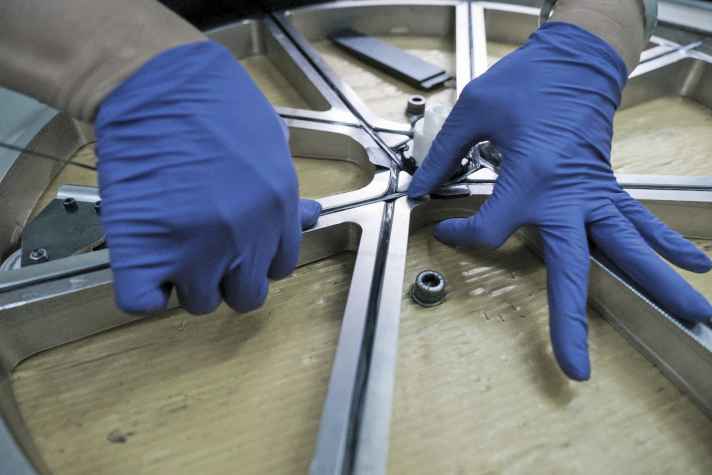 Sternemaschine: Die Speichensterne der One-K-Laufräder werden mit einem eigens entwickelten Werkzeug geformt.