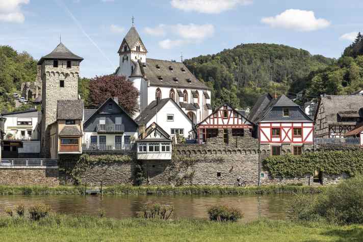 Cycle tour Koblenz: Church, defence tower, half-timbered houses: medieval ensemble in Dausenau an der Lahn.