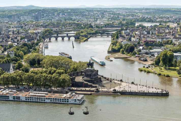 Cycle tour Koblenz: The Deutsches Eck, one of the most popular sights on the Rhine and Moselle.