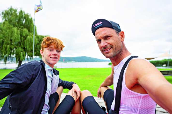 Turning point of the long-distance tour: photographer Baschi Bender and his son Nathan on the shores of Lake Constance