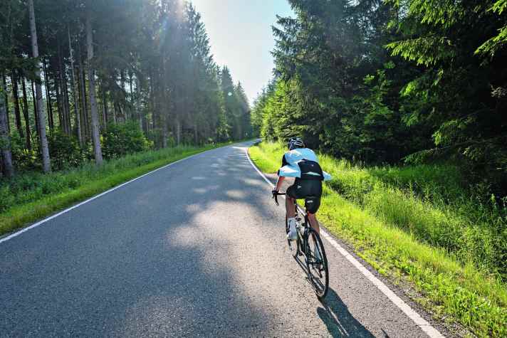 Long-distance tour: the evening sun warms you on the way back.