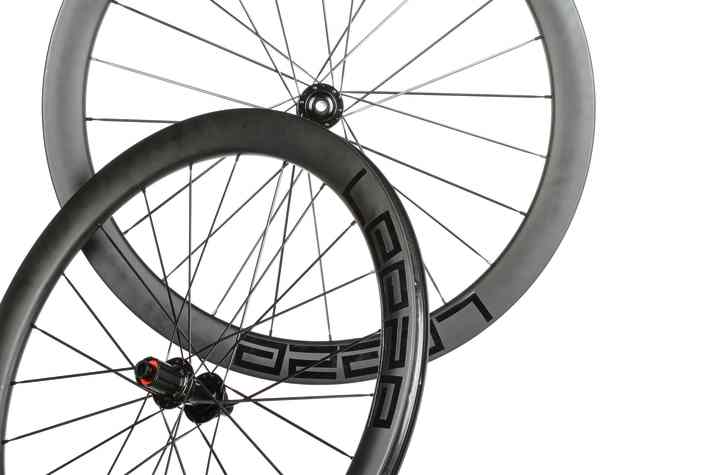 Un accroche-regard : avec des roues aéro, chaque vélo de course a l'air plus vif et roule aussi un peu plus vite - les prix commencent à 900 euros