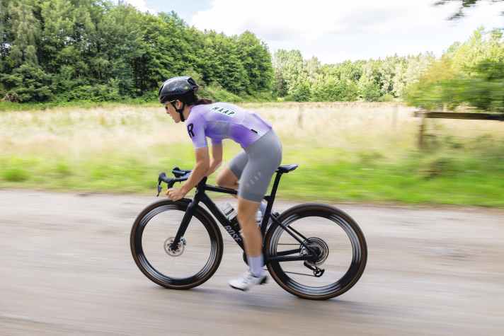 Profisportlerin: Ihre Erfolge bei Gravel-Rennen haben ihr die Unterstützung durch namhafte Sponsoren und Ausrüster eingetragen