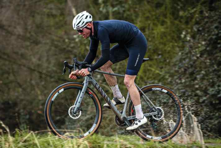 We tested the 245 gram saddle (Comp version, metal frame) in width M/L at a price of 90 euros on a gravel bike and on a road racer.