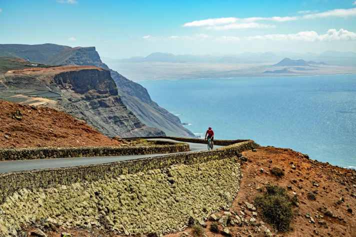 Voyage à vélo à Lanzarote : Tout au nord de l'île, la montée vers le Mirador del Río s'accroche aux falaises de la chaîne de montagnes de Famara.