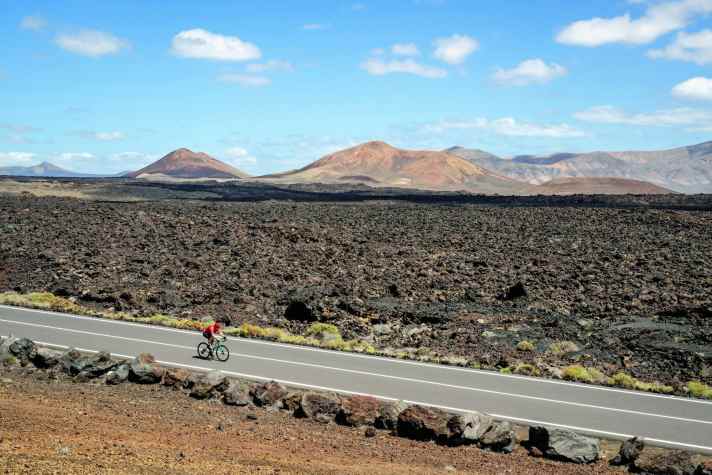 Radreise Lanzarote: Die Straße nach El Golfo an der Südwestküste führt vorbei an Vulkankegeln und durch Lavafelder, die vor rund 300 Jahren entstanden.