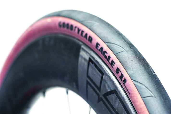 Pneus tubeless : Goodyear Eagle F1 R Tubeless Complete