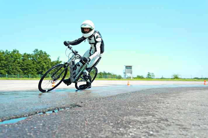 “Rüstung” für den Praxistest zur Nasshaftung von 30 Millimeter Rennrad-Reifen