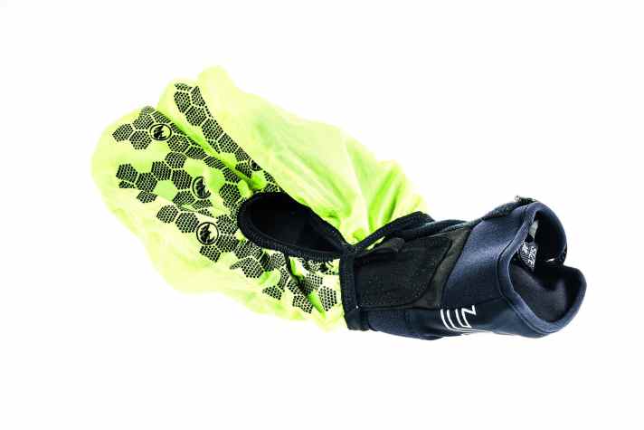 Chiba: A waterproof cover is hidden in a small pocket on the back of the hand.