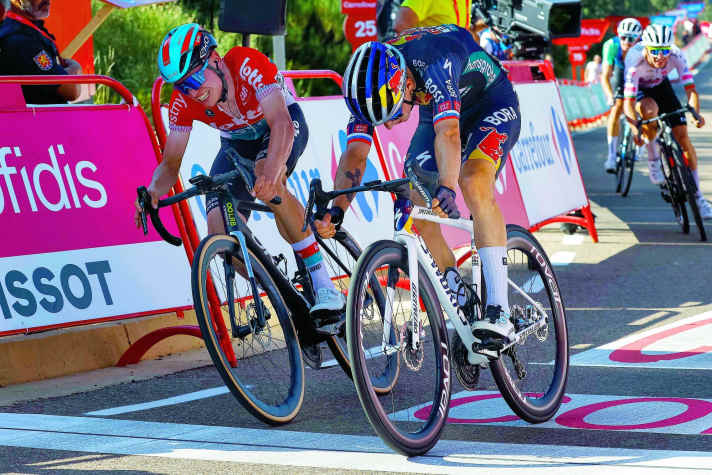 Vorstoß: Auf der ebenso heißen wie schweren Etappe zum Pico Villuercas erobert Primoz Roglic als Tagessieger knapp vor Lennert van Eetvelt das Rote Trikot des Gesamtführenden. Sein Team verteidigt das Trikot in den folgenden Tagen jedoch nicht.