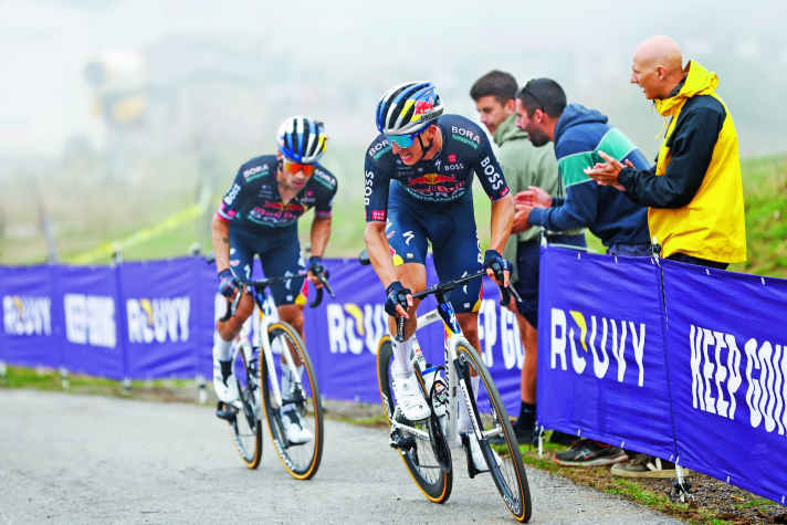 Starker Helfer: Florian Lipowitz zieht seinen Chef am Cuitu Negru auf der 15. Etappe.