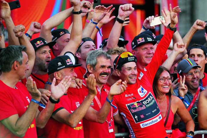 Starkes Team: Trotz Magen-Darm-Virus holte das Team um Manager Ralph Denk (Mitte) den zweiten Sieg bei einer Grand Tour.