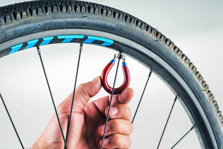 Lässt das Geräusch nach vielen Kilometern nicht nach oder tritt es bei schon länger laufenden Rädern neu auf, solltest du die Speichenspannung kontrollieren und gegebenenfalls korrigieren.