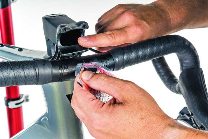 Kontrolle der Vorbauklemmung: Reinige die Klemmfläche am Lenker und die Kontaktflächen am Vorbau gründlich.