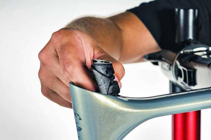 Integrierte Konusklemmungen solltest du zerlegen und reinigen, aber nur die Klemmschraube fetten.