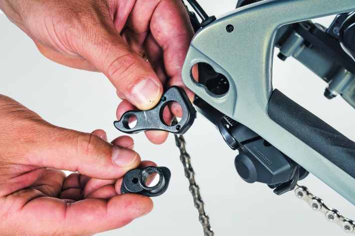 Bei ausgebauten Laufrädern gehst du mit dem Lappen über die Kontaktflächen von Schnellspannern oder Steckachsen und die Steckachsengewinde, auch hier kann es bei Belastung knacken.