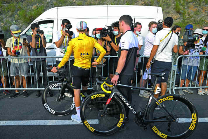 Kohlenmonoxid im Radsport: Bei der Tour de France 2024 kam das Thema Kohlenmonoxid auf; Tadej Pogacar (in Gelb) antwortete relativ offen auf Fragen diesbezüglich.