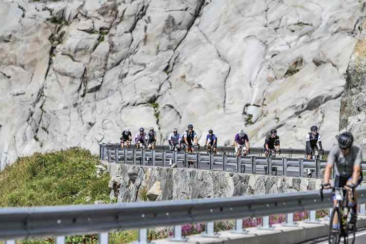 De grands groupes se forment régulièrement lors des longues montées, comme ici sur le chemin du col de la Furka.