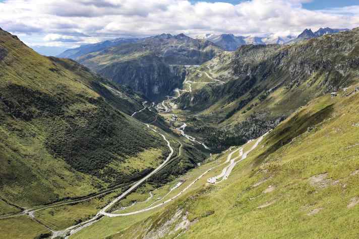 The hairpin bends of the Furka and Grimsel passes promise hours of sweaty racing bike fun