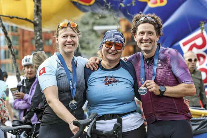 Die Arbeitskollegen Bettina Kehl, Doris Mösinger und Candy Wegener wollten mal "was Verrücktes" machen und sind gemeinsam die Bronze-Tour gefahren