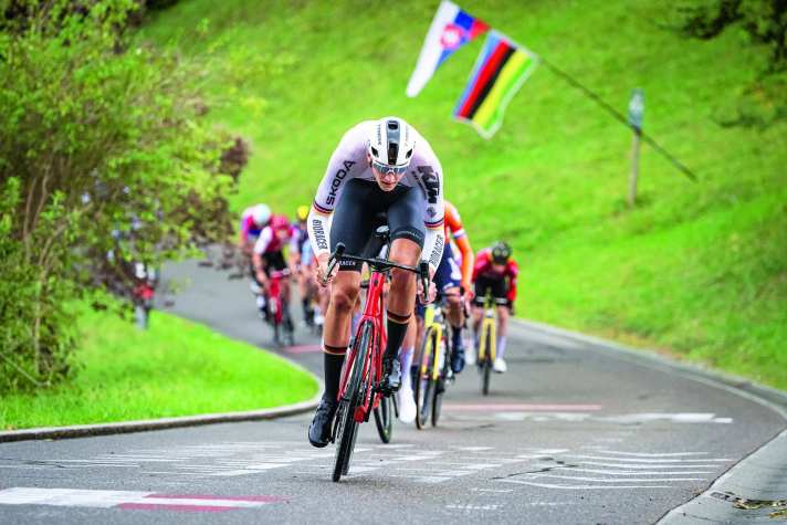 Überraschung bei der Straßen-WM: Der deutsche U23-Rennfahrer Niklas Behrens aus Bremen sprintet zum WM-Titel.