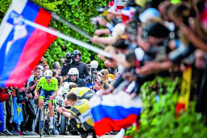 Irres Solo: Der Slowene Tadej Pogacar machte sich hundert Kilometer vor dem Ziel alleine auf und davon – frenetisch bejubelt von Tausenden Radsport-Fans.