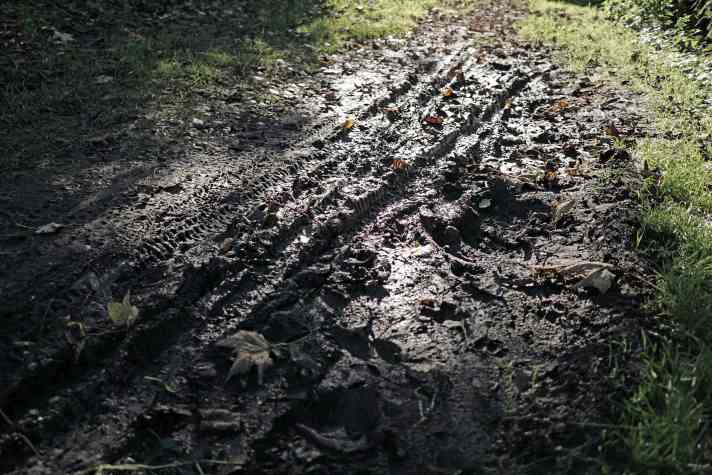 Mud bath: On flat terrain, mud is no problem even for slick tyres, but uphill tread is required