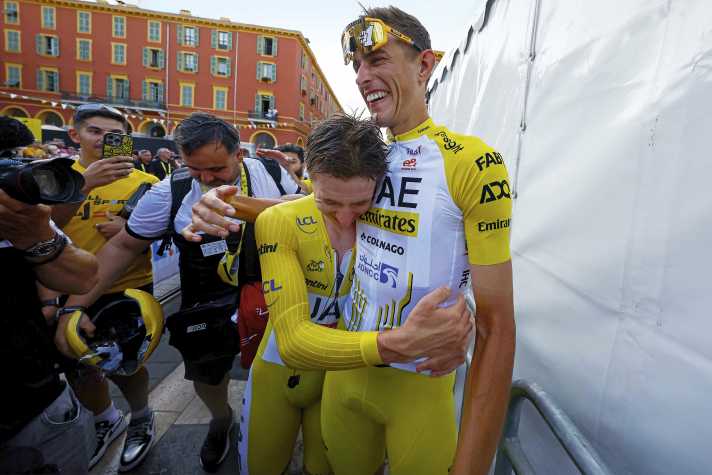 In Frankreich war Nils ­Politt (ganz rechts) ein wichtiger Helfer, dem der Dank des Slowenen galt