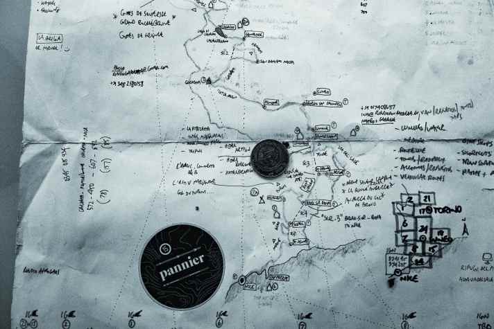 Carte au trésor pour le Graveltour : le roadbook pour l'aventure alpine dans la région frontalière franco-italienne, où les pistes de gravier peuvent encore être des voies de communication tout à fait normales.