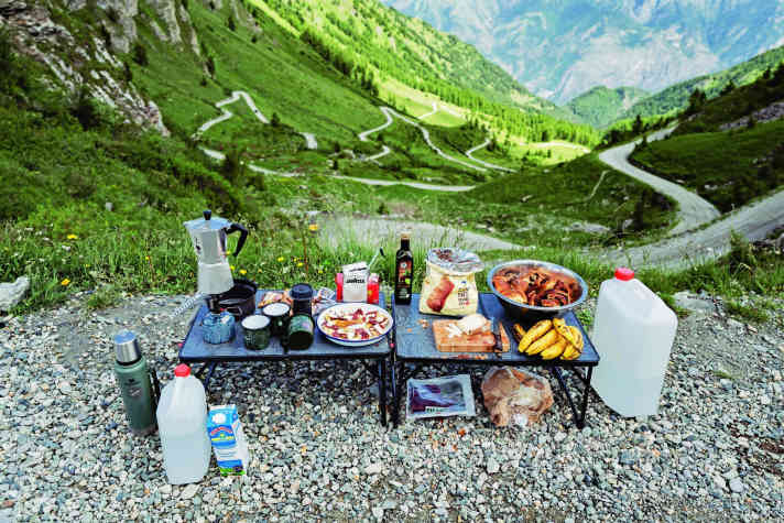 Rest area on the gravel tour: An improvised refreshment stop with this view - you can't complain about that.