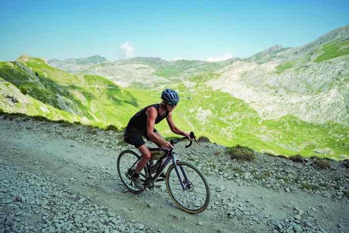 Heavy Schotter auf der Graveltour: Die Strada del Sale verlangt den Gravelbikern alles ab.
