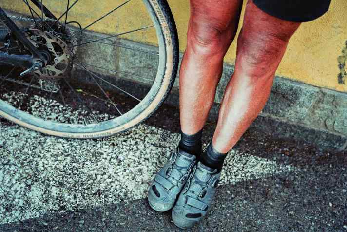 Abzeichen der Graveltour: Staub und Sonne bringen typischen Radfahrer-Teint auf die Beine...