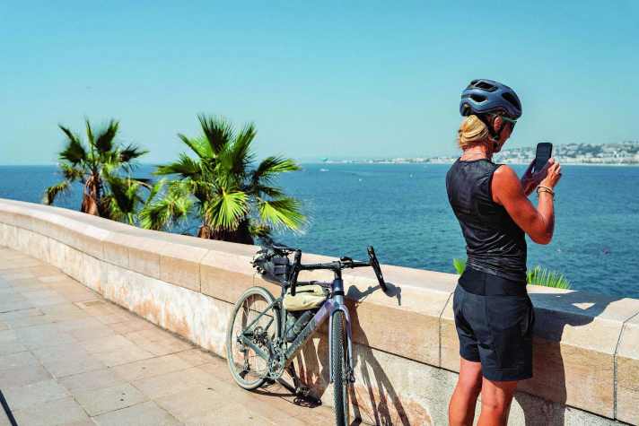 Angekommen: Am letzten Tag endet die große Graveltour an der Strandpromenade in Nizza.