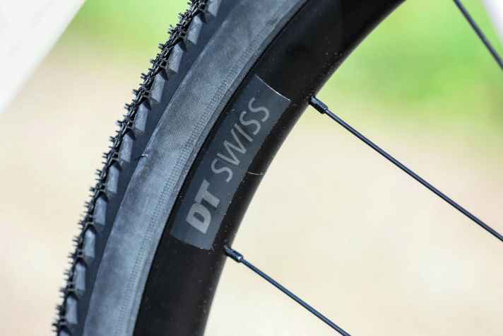 Ballast: The simple DT Swiss wheels don't match the lightweight construction concept of the aluminium Crux.