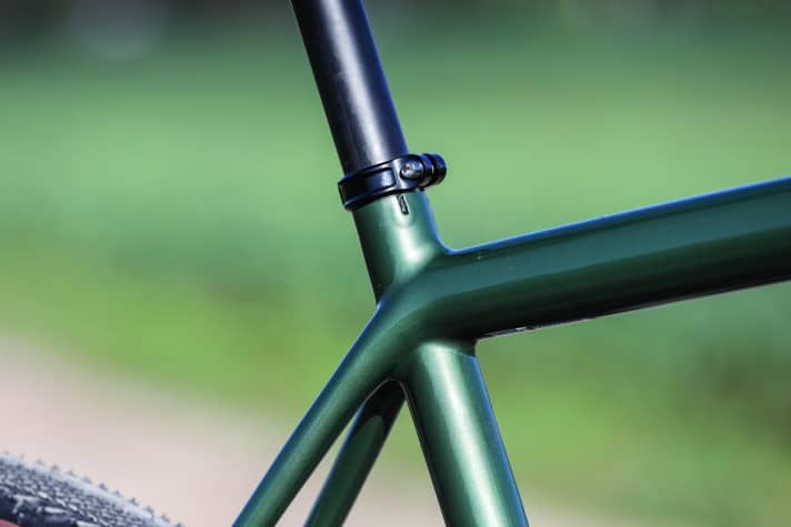 Emprunts à l'Aethos : pour les deux modèles Crux, Specialized renonce aux gadgets techniques. Par exemple, le serrage classique de la tige de selle sur le S-Works.