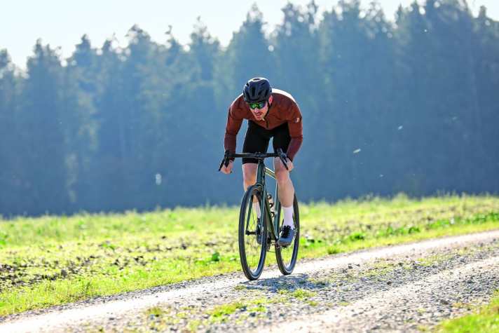 Allure sportive : les deux vélos favorisent la conduite rapide.