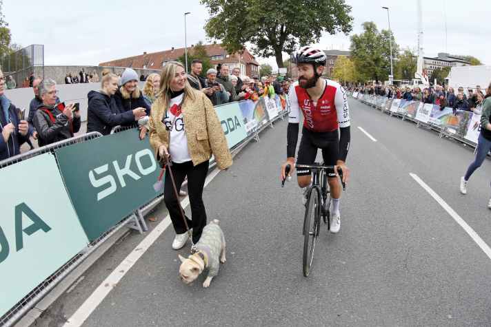 Im Oktober 2024 beendet Geschke seine Karriere in Münster, mit seiner Ehefrau Sophie erwartet er ein Kind - und investiert in ein Freiburger Hotel