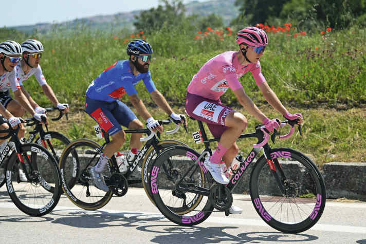 Beim Giro 2024 fuhr Geschke als Leader und war überraschend stark. Er trug stellvertretend für Tadej Pogacar (in Rosa) das blaue Berg­trikot
