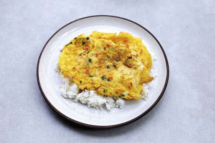 Petit-déjeuner énergétique : l'omelette au riz fournit de l'énergie facilement utilisable avant un effort intense