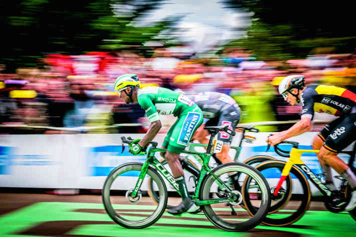 Schnell und bezahlbar: Das Cube, das Biniam Girmay auf dem Weg ins Grüne Trikot der Tour de France 2024 pilotierte, kostet weniger als die Hälfte als das teuerste Rad im Test.