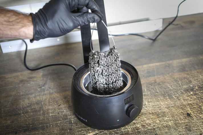 Drop it into the liquid wax. The chain must be completely immersed.