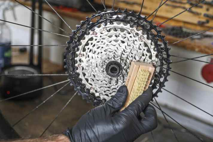 The cassette, sprocket and co. must also be clean. Just like brushing your teeth: Don't forget the spaces in between